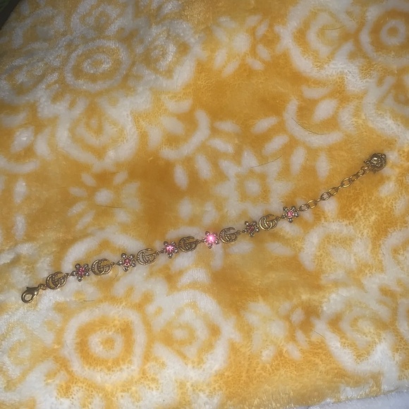 Gucci Antique gold tone bracelet with flowers comes with dust bag - Picture 8 of 12